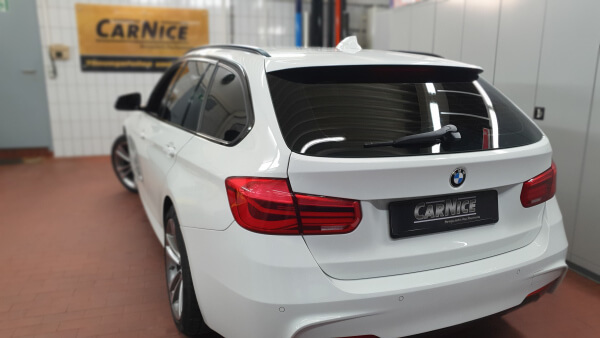 Getönte Scheiben weißer BMW nach der Scheibentönung